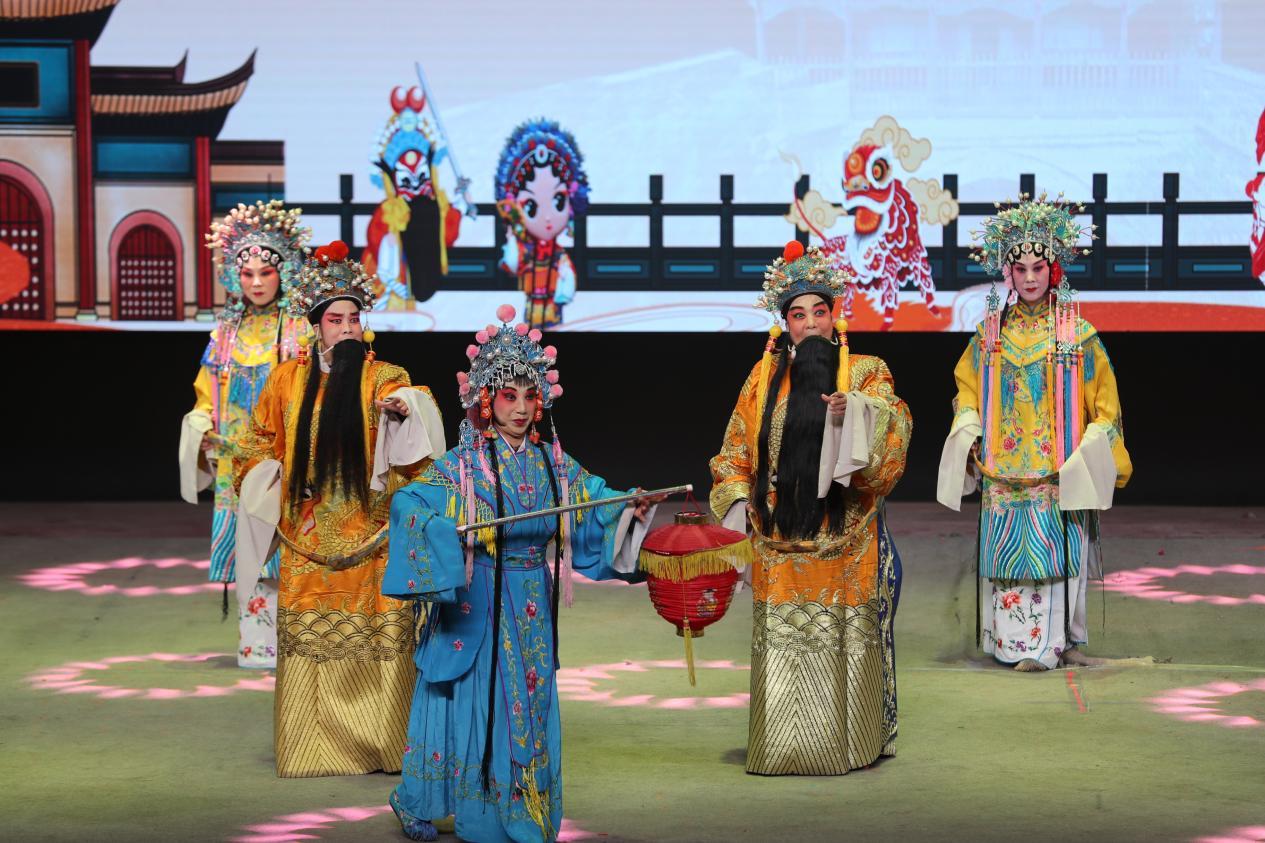 在石家庄市井陉县,演员们向群众展示国家级非物质文化遗产“井陉晋剧”。 王保龙摄