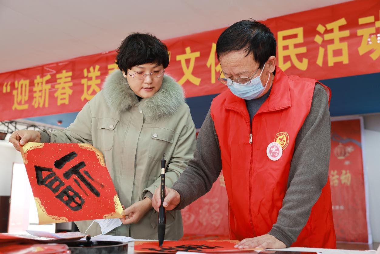 在河北省邢台市广宗县文化活动中心,书法家为居民写“福”字。 梁智晓摄