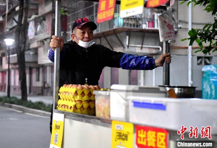 陈人泽准备从住地出摊。　吕明 摄