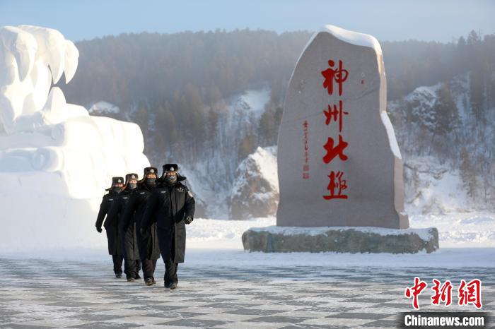 民警在北极广场巡逻。 孙铂程 摄 民警在北极广场巡逻。 孙铂程 摄
