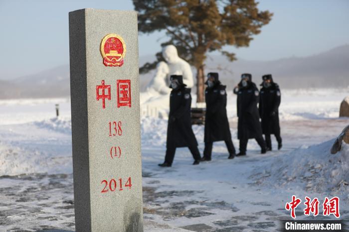 民警在界碑旁巡逻。 孙铂程 摄 民警在界碑旁巡逻。 孙铂程 摄