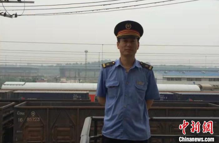 杨平在站点职守。 受访者杨平供图 杨平在站点职守。 受访者杨平供图