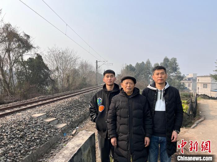 三代铁路人与成昆铁路合影。 受访者杨平供图 三代铁路人与成昆铁路合影。 受访者杨平供图
