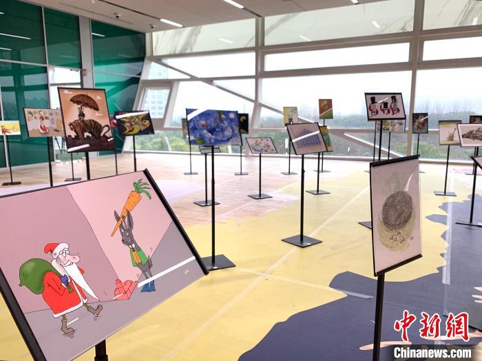 “兔——生肖艺术大展”在上海图书馆东馆展出。 王笈 摄 “兔——生肖艺术大展”在上海图书馆东馆展出。 王笈 摄