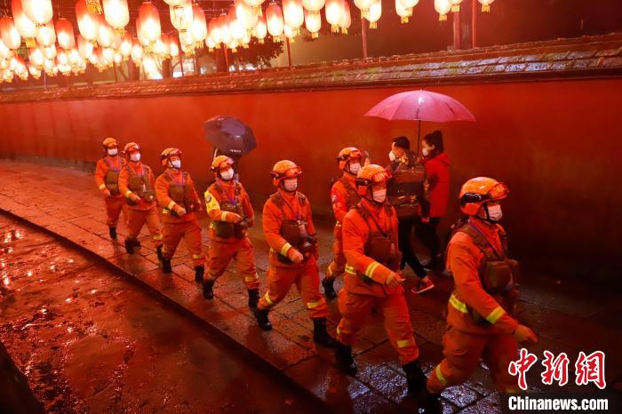 在鼓山风景区涌泉寺里,身穿“橙红”救援服的森林消防员正在执勤。 安海鹏 摄 在鼓山风景区涌泉寺里,身穿“橙红”救援服的森林消防员正在执勤。 安海鹏 摄