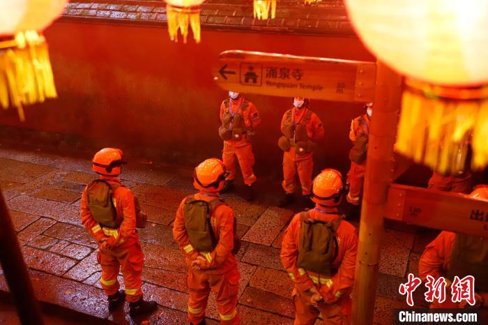 在鼓山风景区涌泉寺里,身穿“橙红”救援服的森林消防员正在执勤。 安海鹏 摄 在鼓山风景区涌泉寺里,身穿“橙红”救援服的森林消防员正在执勤。 安海鹏 摄