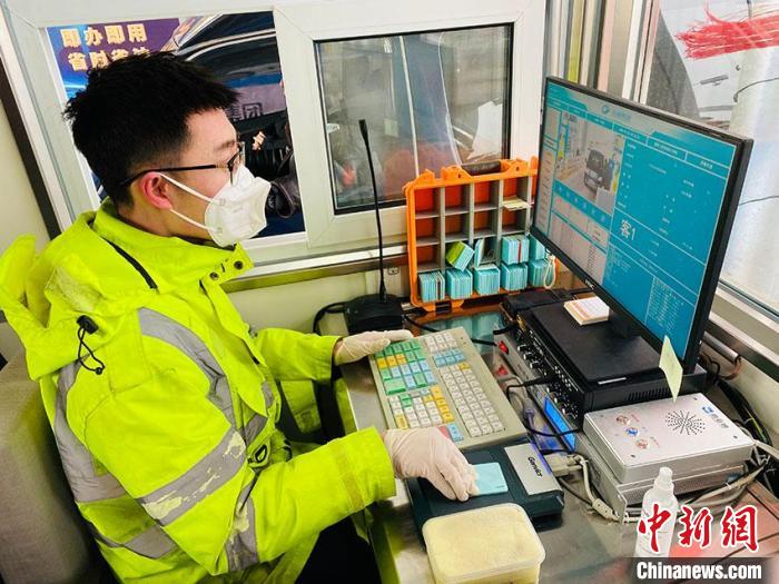 (新春走基层)城市“守门人”的春节时间:确保“回家路”畅通无阻