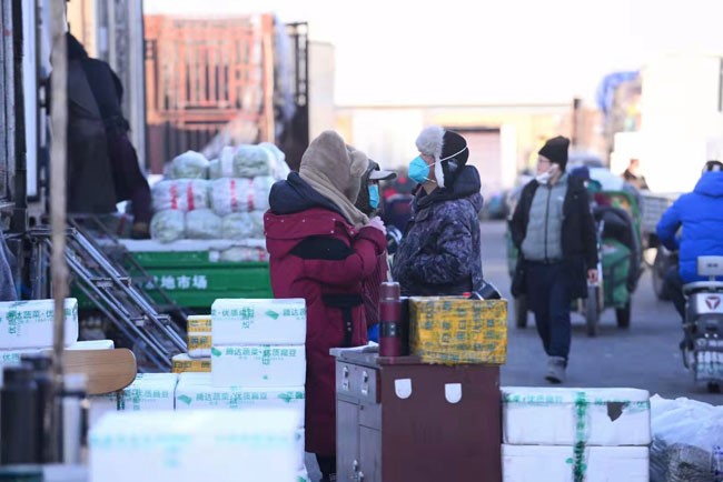 许恒坤在北京新发地市场采购果蔬。人民网记者李栋摄 许恒坤在北京新发地市场采购果蔬。人民网记者李栋摄