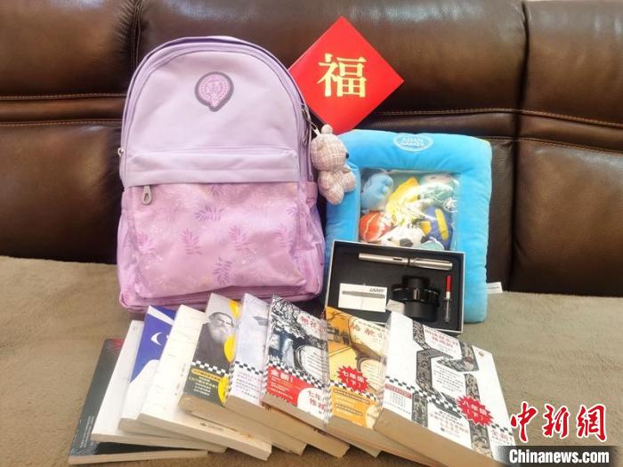 周承跃送给卓玛笑姐姐的新年礼物。 周丹 摄 周承跃送给卓玛笑姐姐的新年礼物。 周丹 摄