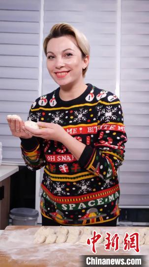 拉娜来自乌克兰,她过春节最大的乐趣就是学习做中国美食。 潍坊市委宣传部供图 拉娜来自乌克兰,她过春节最大的乐趣就是学习做中国美食。 潍坊市委宣传部供图
