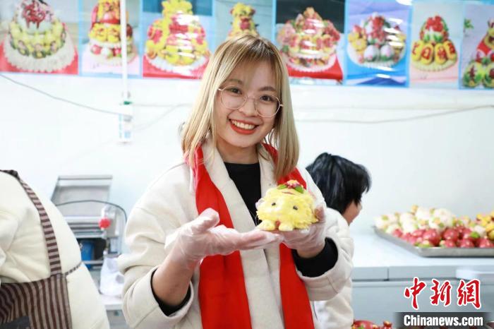外国留学生的中国年“初体验”:饺子可口、年味儿浓