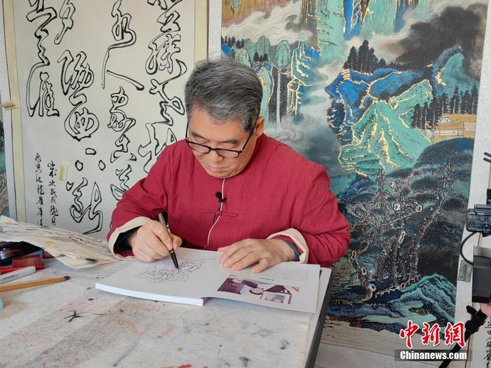 香港“双钩”书法家张保声最近接受了<a target='_blank' data-cke-saved-href='/' href='/'>中新社</a>记者的采访。他表示,希望更多年轻人对“双钩”书法感兴趣,传承中国传统文化。 <a target='_blank' data-cke-saved-href='/' href='/'>中新社</a>记者 刘大炜 摄 香港“双钩”书法家张保声最近接受了<a target='_blank' data-cke-saved-href='/' href='/'>中新社</a>记者的采访。他表示,希望更多年轻人对“双钩”书法感兴趣,传承中国传统文化。 <a target='_blank' data-cke-saved-href='/' href='/'>中新社</a>记者 刘大炜 摄