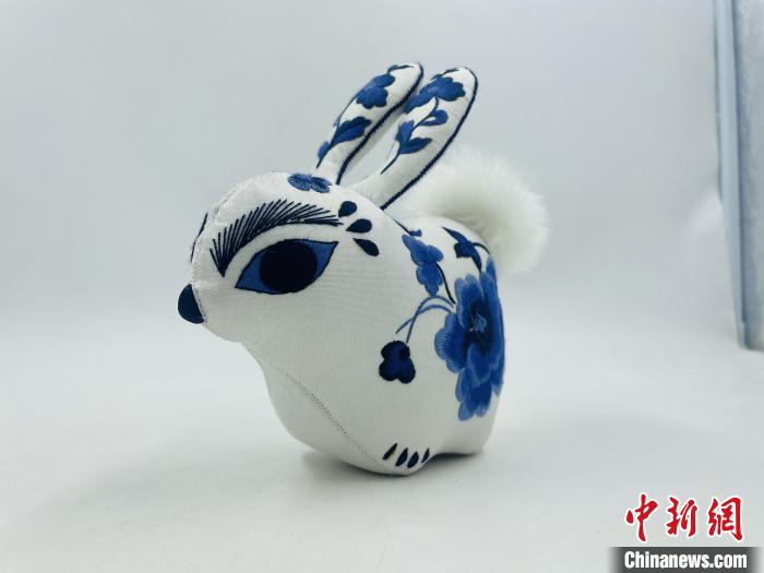 图为甘肃“非遗人”刘兰芳结合青花瓷元素、动漫元素，创作的刺绣兔子。　甘肃省非遗保护中心供图