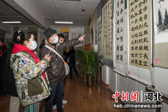 市民参观展览。 芦建勇 摄 市民参观展览。 芦建勇 摄