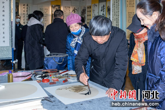 书画爱好者现场创作。 芦建勇 摄 书画爱好者现场创作。 芦建勇 摄