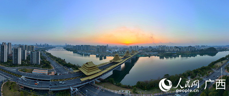 1月29日，夕阳映照下的柳江柳州市区河段。人民网 付华周摄