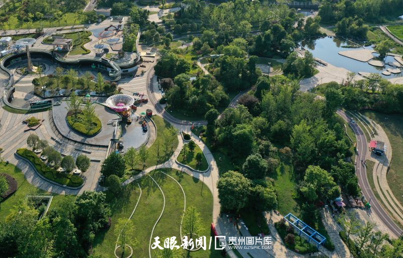 1675225098991903.jpg 509583-2022年8日3日拍摄的贵州省贵阳市白云区泉湖公园局部(无人机拍摄)。.jpg