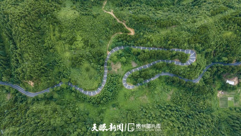 1675222339859772.jpg 499514-2022年7月2日,游客在贵州省黔东南苗族侗族自治州三穗县桐林镇木良村生态有氧旅游公路自驾游,航拍风景美如画。.jpg