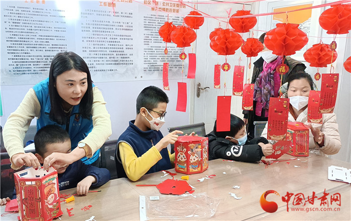 【网络中国节·元宵】兰州张家园社区：做个花灯迎元宵 