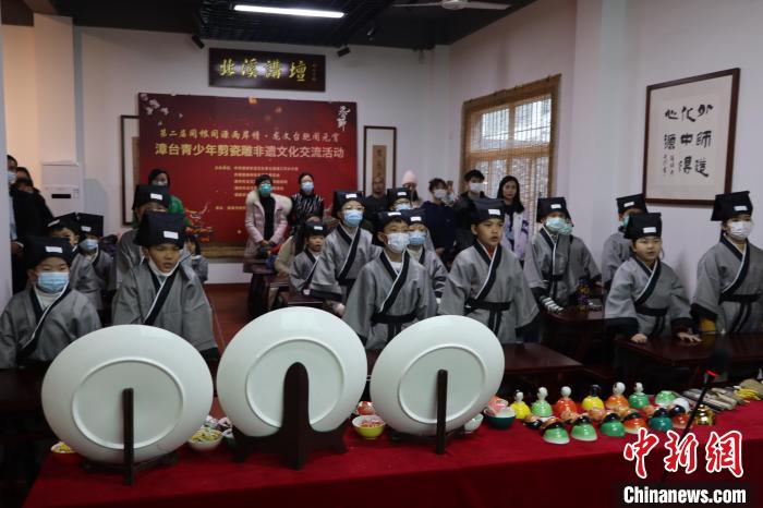 漳台青少年们认真聆听剪瓷雕历史文化背景。 福建省古厝文化研究会供图 漳台青少年们认真聆听剪瓷雕历史文化背景。 福建省古厝文化研究会供图