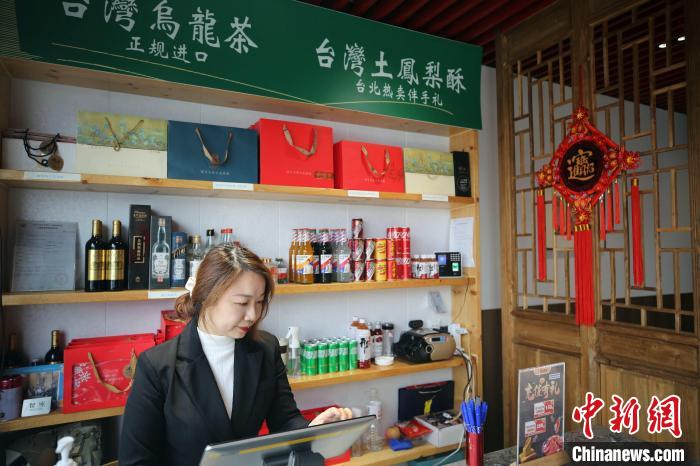 “85后”新台商林慧梅在自己经营的台湾特色火锅店内工作。 蔡亚群 摄 “85后”新台商林慧梅在自己经营的台湾特色火锅店内工作。 蔡亚群 摄