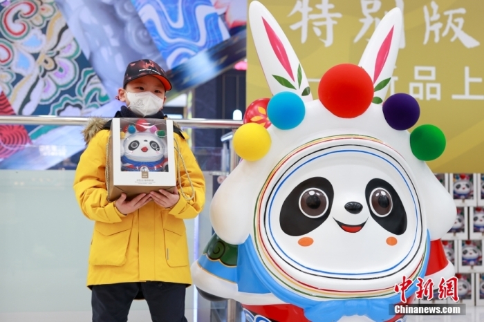 12月28日,“北京2022冰墩墩兔年特别版系列”在北京发布。此次系列新品是以北京传统民俗中的经典兔子形象“兔爷”为创意点,形成具有民族特色的“兔墩墩”。此次发布的“冰墩墩兔年特别版”系列新品,既是庆祝北京2022年冬奥会一周年,同时是对即将到来的兔年寄予新春的祝福。图为买到“兔墩墩”的小朋友在拍照。 <a target='_blank' data-cke-saved-href='/' href='/'>中新社</a>记者 贾天勇 摄 12月28日,“北京2022冰墩墩兔年特别版系列”在北京发布。此次系列新品是以北京传统民俗中的经典兔子形象“兔爷”为创意点,形成具有民族特色的“兔墩墩”。此次发布的“冰墩墩兔年特别版”系列新品,既是庆祝北京2022年冬奥会一周年,同时是对即将到来的兔年寄予新春的祝福。图为买到“兔墩墩”的小朋友在拍照。 <a target='_blank' data-cke-saved-href='/' href='/'>中新社</a>记者 贾天勇 摄