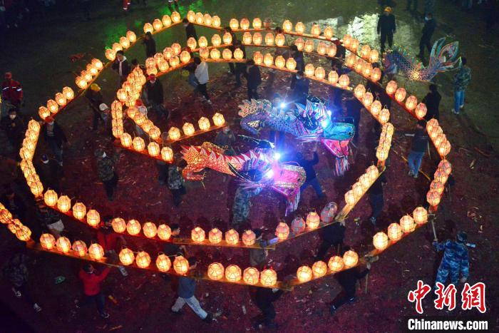(新春走基层)刻纸龙灯“闹”元宵
