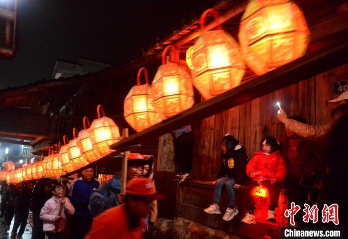 图为村民们抬着刻纸龙灯经过长汀县童坊镇彭坊古街。 张斌 摄 图为村民们抬着刻纸龙灯经过长汀县童坊镇彭坊古街。 张斌 摄