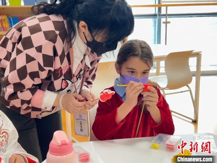 图为外国学生正在体验春节民俗。 李一璠 摄 图为外国学生正在体验春节民俗。 李一璠 摄