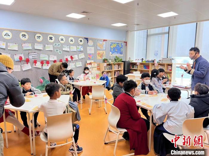 图为外国学生正在体验春节民俗。 李一璠 摄 图为外国学生正在体验春节民俗。 李一璠 摄