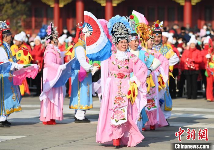 市民在进行秧歌表演 张瑶 摄 市民在进行秧歌表演 张瑶 摄