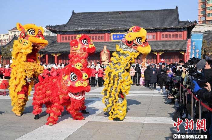 市民在进行舞狮表演 张瑶 摄 市民在进行舞狮表演 张瑶 摄
