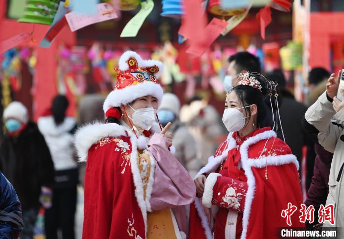 市民在猜灯谜 张瑶 摄 市民在猜灯谜 张瑶 摄