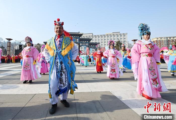 市民在进行秧歌表演 张瑶 摄 市民在进行秧歌表演 张瑶 摄