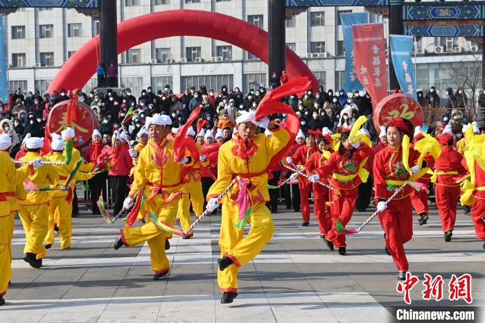 市民在进行秧歌表演 张瑶 摄 市民在进行秧歌表演 张瑶 摄