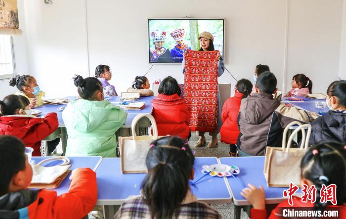 孩子们跟着传承人认识西兰卡普传统图案 梅珂 摄 孩子们跟着传承人认识西兰卡普传统图案 梅珂 摄