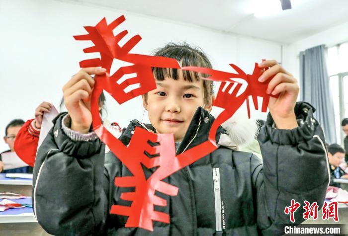 一名小学生展示自己完成的剪纸作品 梅珂 摄 一名小学生展示自己完成的剪纸作品 梅珂 摄