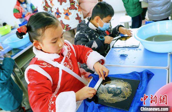 一名小学生正在体验水磨漆髹饰技艺 梅珂 摄 一名小学生正在体验水磨漆髹饰技艺 梅珂 摄