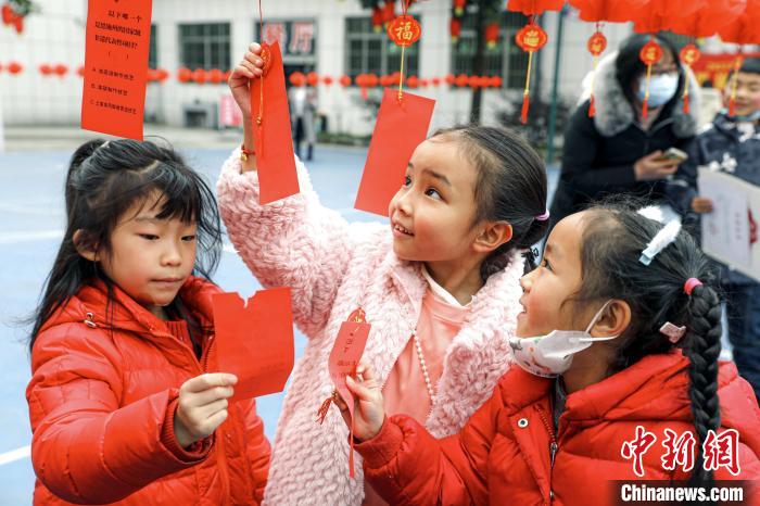 孩子们争相答题学非遗 梅珂 摄 孩子们争相答题学非遗 梅珂 摄