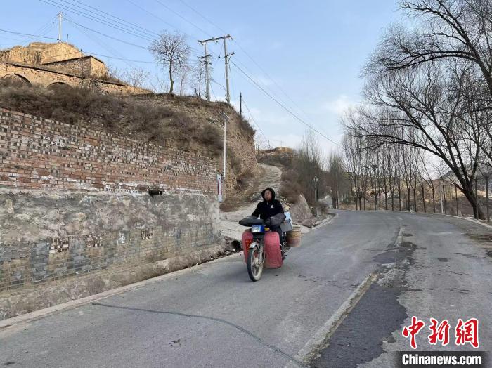 扎根大山深处多年,辛平骑坏6辆摩托车,摔倒不计其数。 范丽芳 摄 扎根大山深处多年,辛平骑坏6辆摩托车,摔倒不计其数。 范丽芳 摄