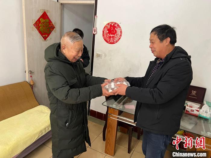 鸡山乡台联会成员为台胞送上汤圆。 章文璐供图 鸡山乡台联会成员为台胞送上汤圆。 章文璐供图