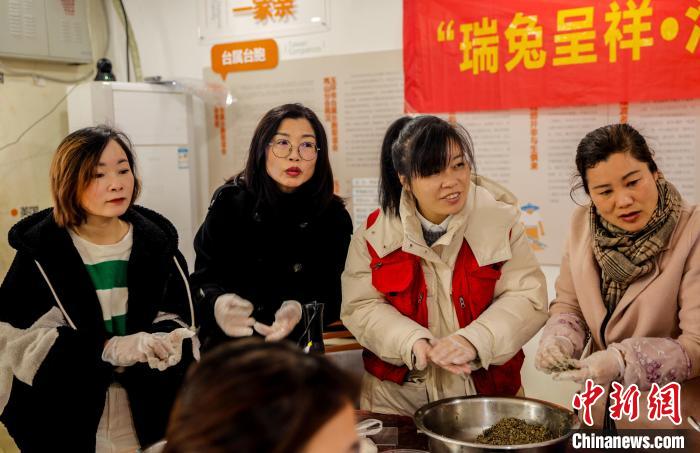 台胞台属正在备菜。 章文璐供图 台胞台属正在备菜。 章文璐供图