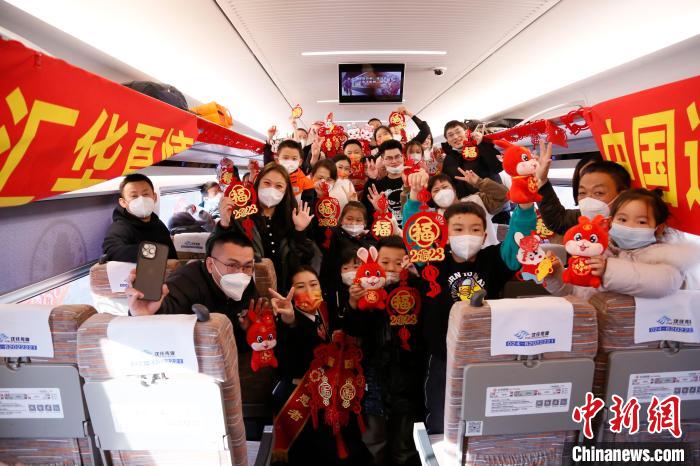 工作人员与旅客合影留念 崔凯 摄 工作人员与旅客合影留念 崔凯 摄
