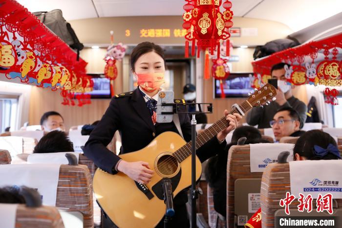 工作人员为旅客表演节目 崔凯 摄 工作人员为旅客表演节目 崔凯 摄