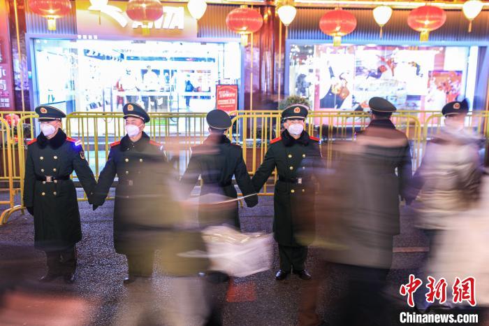 武警战士手拉手竖起人墙,确保交通顺畅 李岩 摄 武警战士手拉手竖起人墙,确保交通顺畅 李岩 摄