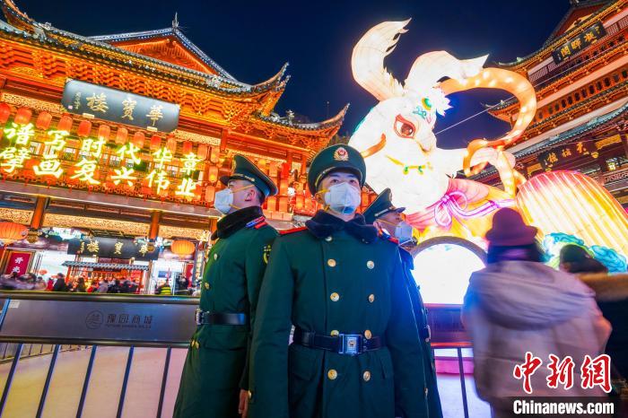 两名属兔的战士在班长带领下守护在“玉兔戏鲲”灯景旁 李岩 摄 两名属兔的战士在班长带领下守护在“玉兔戏鲲”灯景旁 李岩 摄