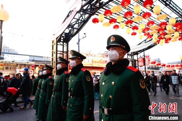 执勤官兵在豫园景区周边区域疏导客流 李岩 摄 执勤官兵在豫园景区周边区域疏导客流 李岩 摄