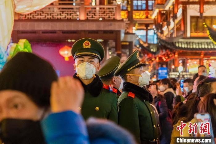 人群之中,武警官兵默默守护 李岩 摄 人群之中,武警官兵默默守护 李岩 摄