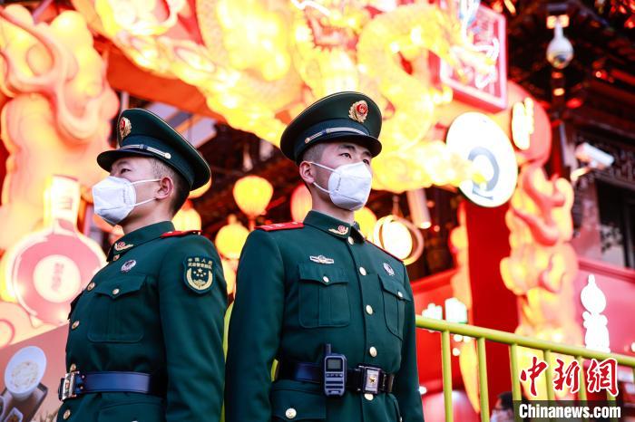 执勤官兵在豫园景区出入口值守 李岩 摄 执勤官兵在豫园景区出入口值守 李岩 摄