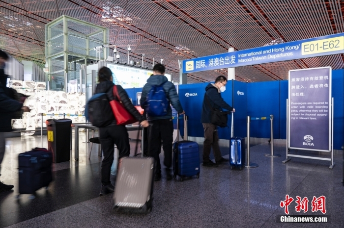 1月8日,旅客在北京首都国际机场T3航站楼准备前往国际、港澳台出发口。当天起,中国对新冠病毒感染实施“乙类乙管”,根据国际疫情形势和各方面服务保障能力,有序恢复中国公民出境旅游。 <a target='_blank' data-cke-saved-href='/' href='/'>中新社</a>记者 侯宇 摄 1月8日,旅客在北京首都国际机场T3航站楼准备前往国际、港澳台出发口。当天起,中国对新冠病毒感染实施“乙类乙管”,根据国际疫情形势和各方面服务保障能力,有序恢复中国公民出境旅游。 <a target='_blank' data-cke-saved-href='/' href='/'>中新社</a>记者 侯宇 摄
